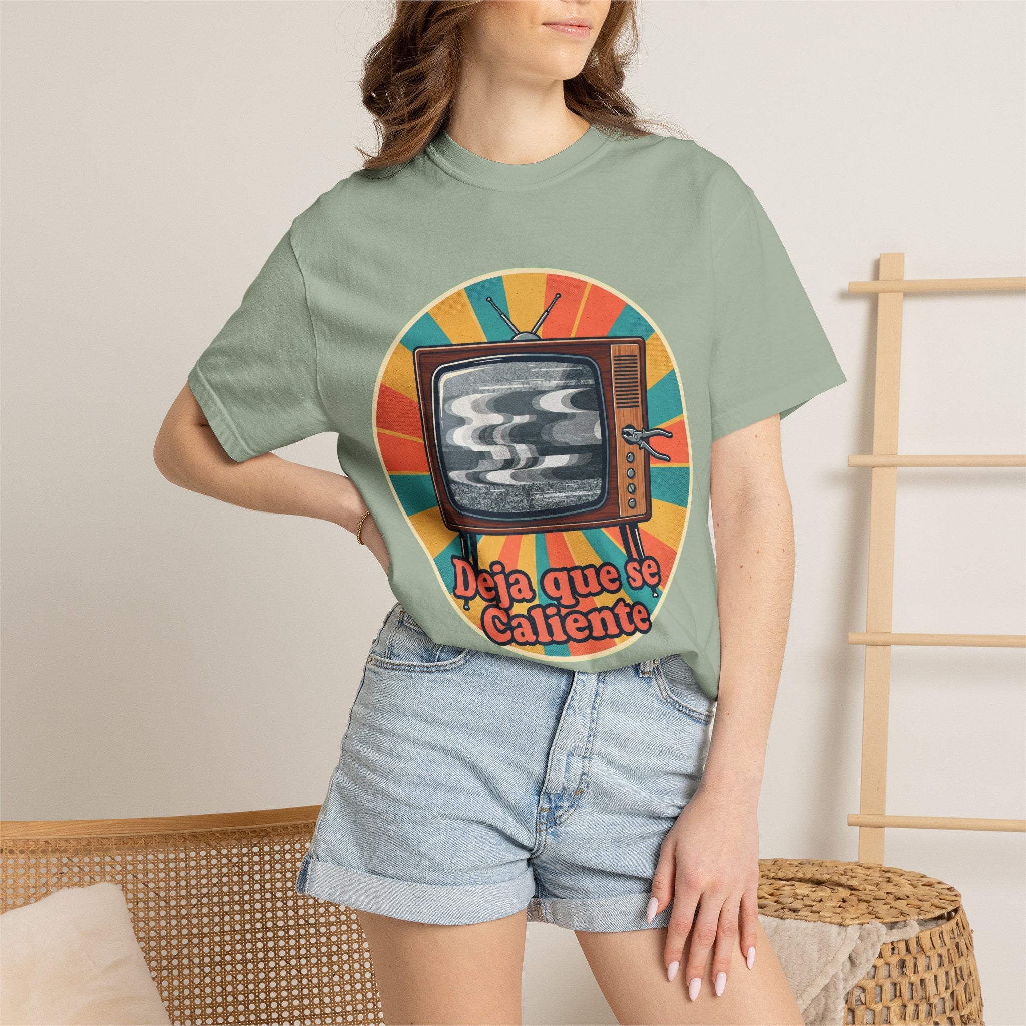Retro Cuban TV T-Shirt — "Deja que se Caliente" Vintage Tech Graphic Tee