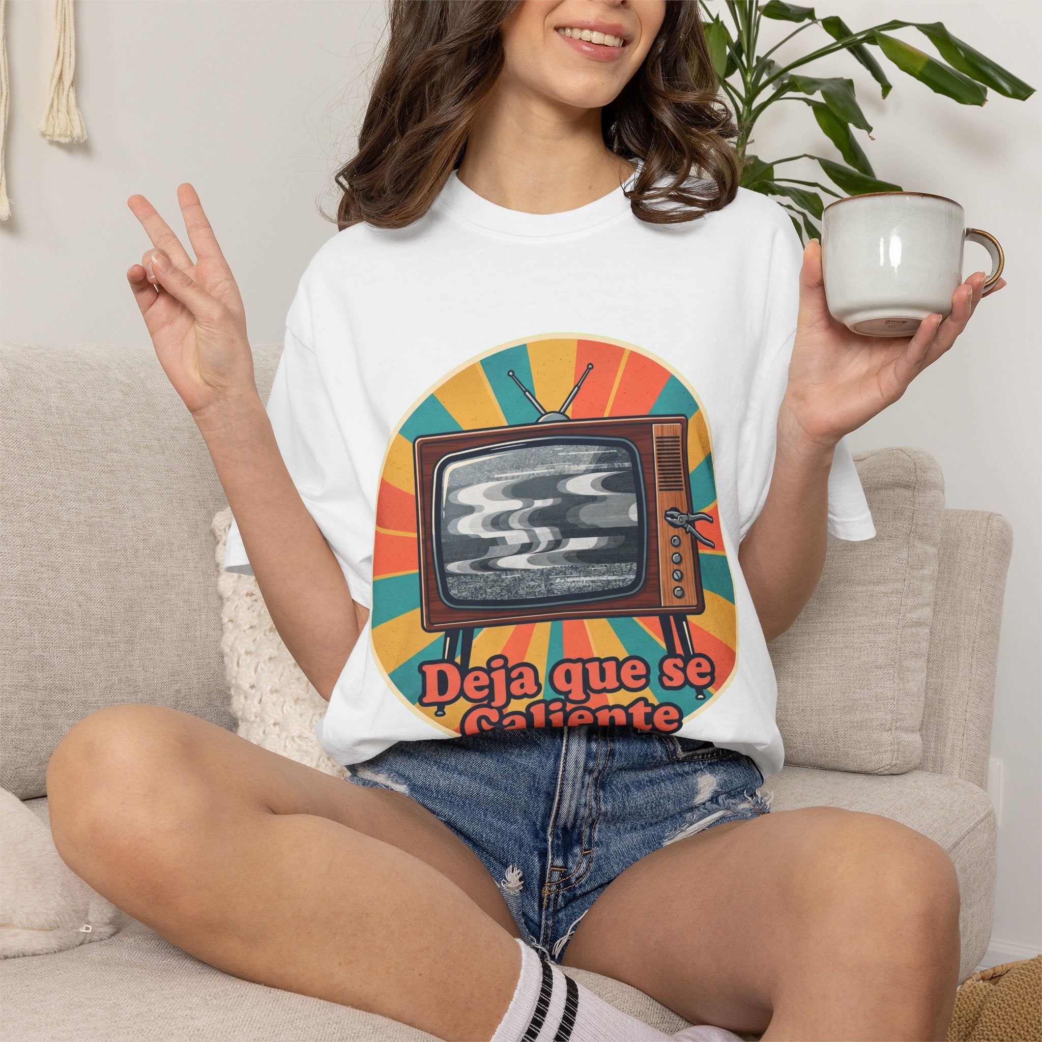 Retro Cuban TV T-Shirt — "Deja que se Caliente" Vintage Tech Graphic Tee