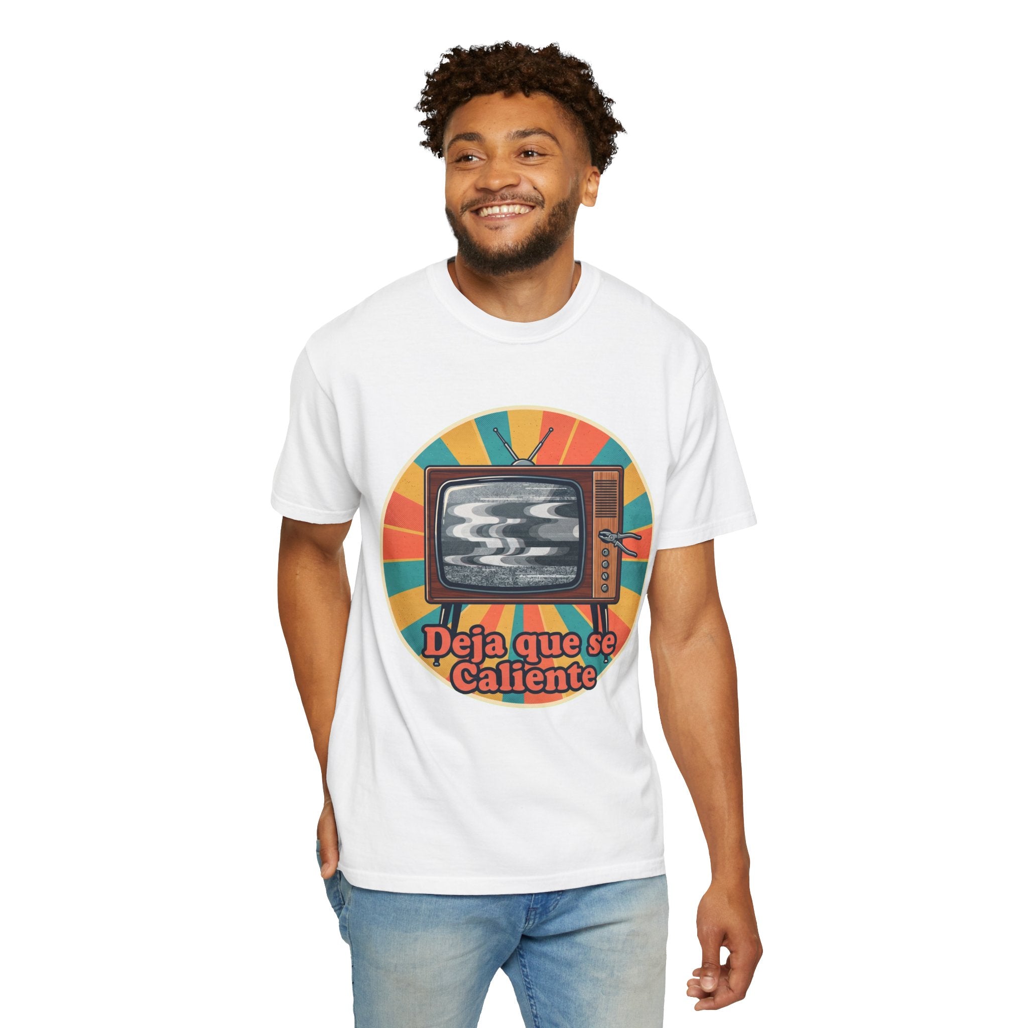 Retro Cuban TV T-Shirt — "Deja que se Caliente" Vintage Tech Graphic Tee