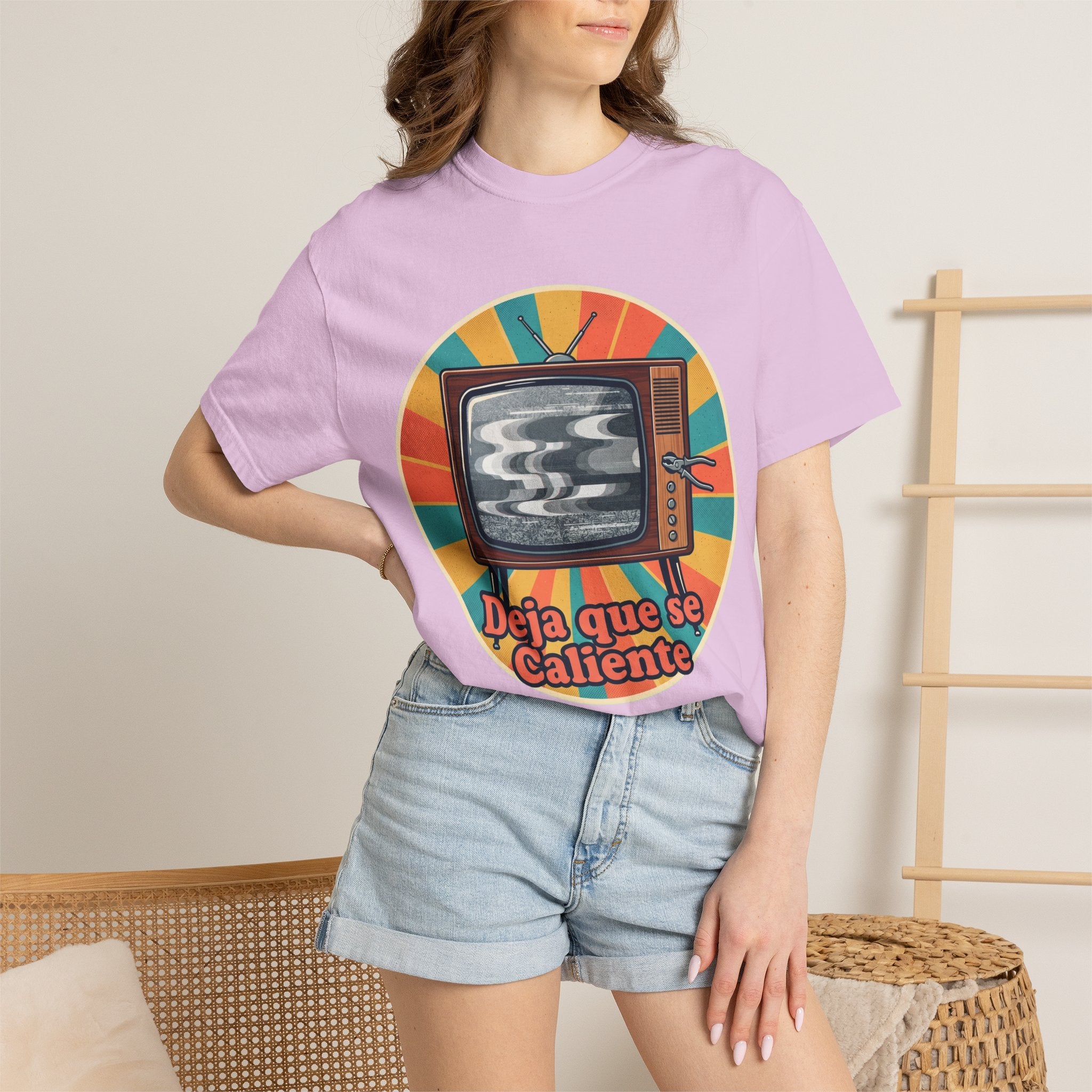 Retro Cuban TV T-Shirt — "Deja que se Caliente" Vintage Tech Graphic Tee