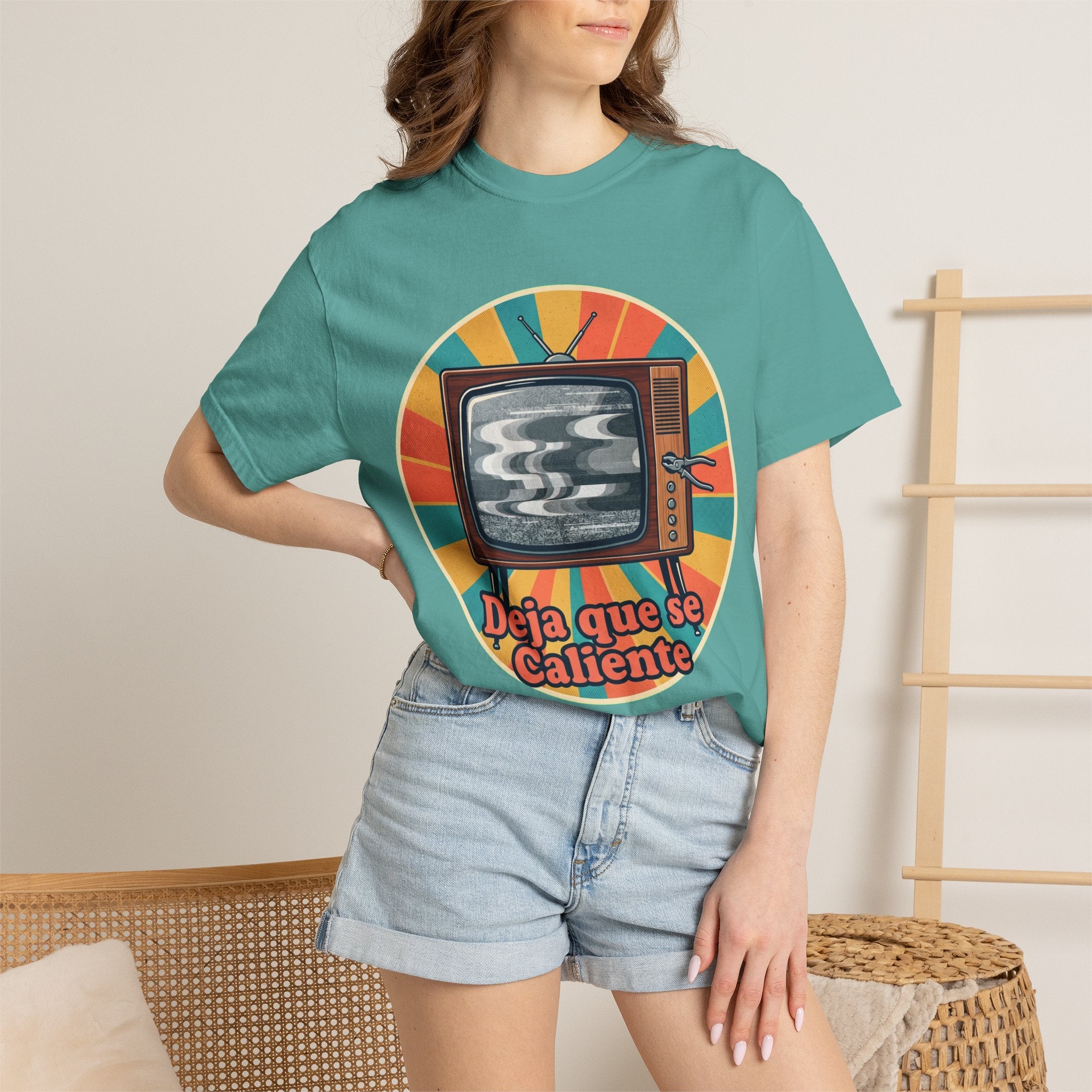 Retro Cuban TV T-Shirt — "Deja que se Caliente" Vintage Tech Graphic Tee