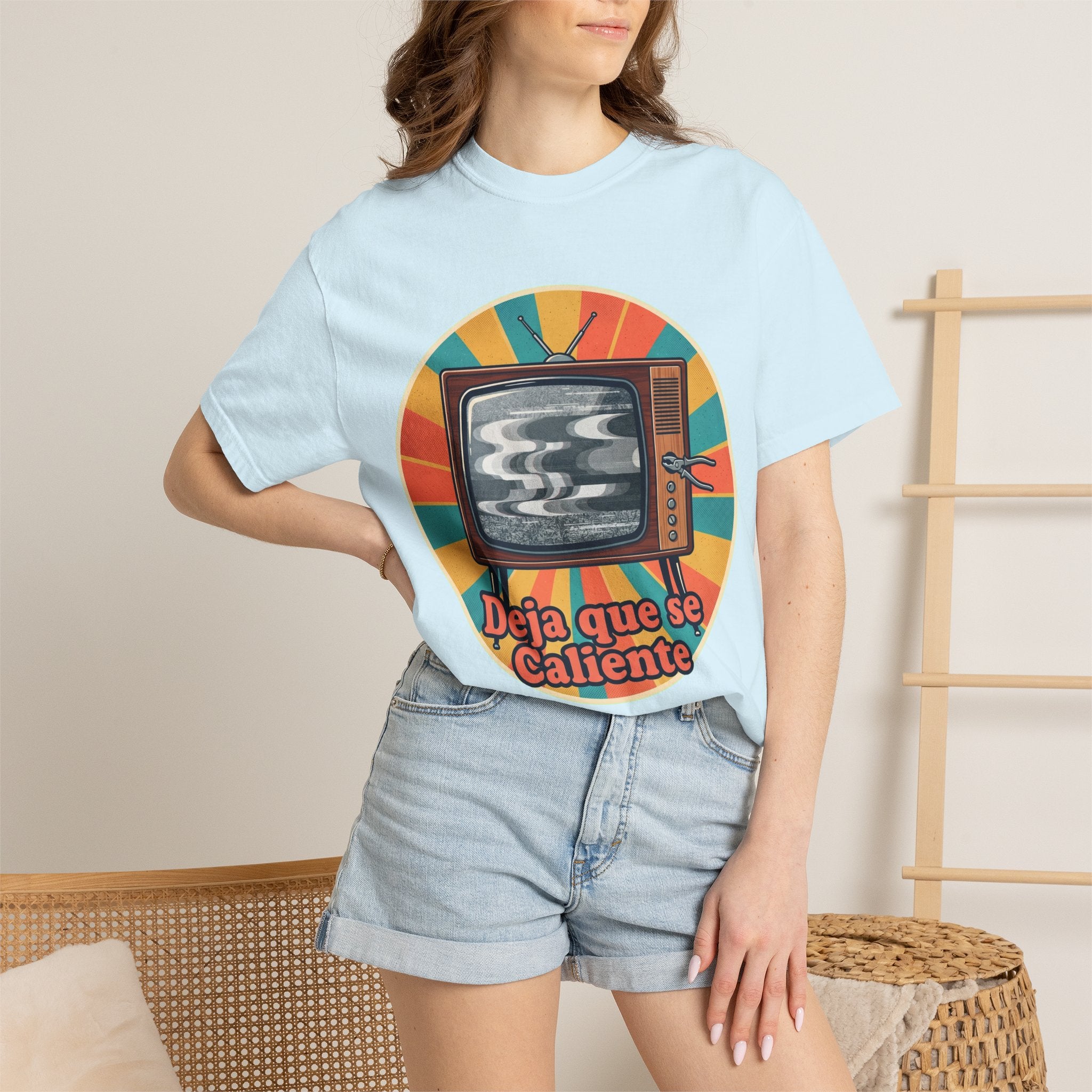 Retro Cuban TV T-Shirt — "Deja que se Caliente" Vintage Tech Graphic Tee