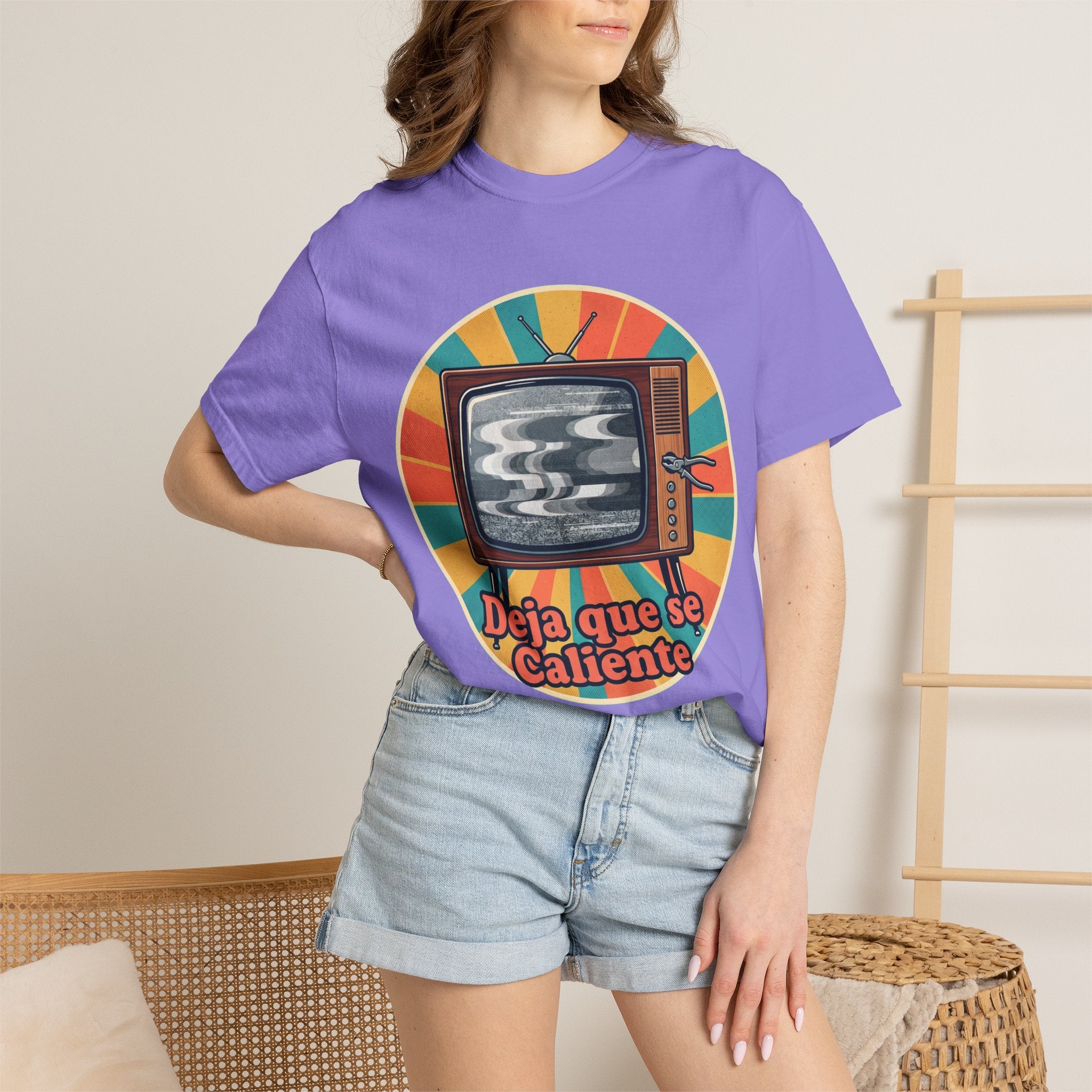 Retro Cuban TV T-Shirt — "Deja que se Caliente" Vintage Tech Graphic Tee