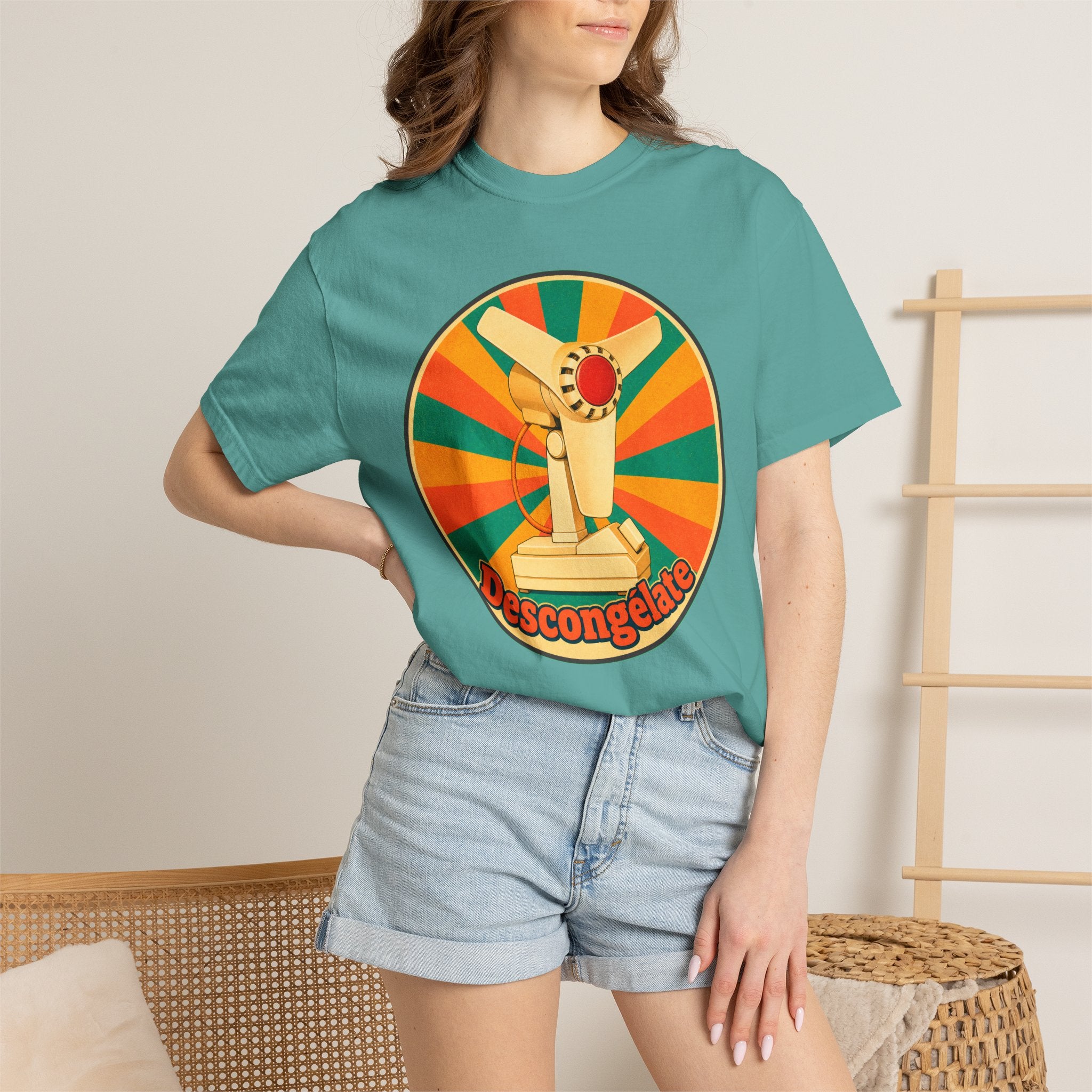 Retro Cuban Fan T-Shirt — "Descongélate" Vintage Tech Graphic Tee