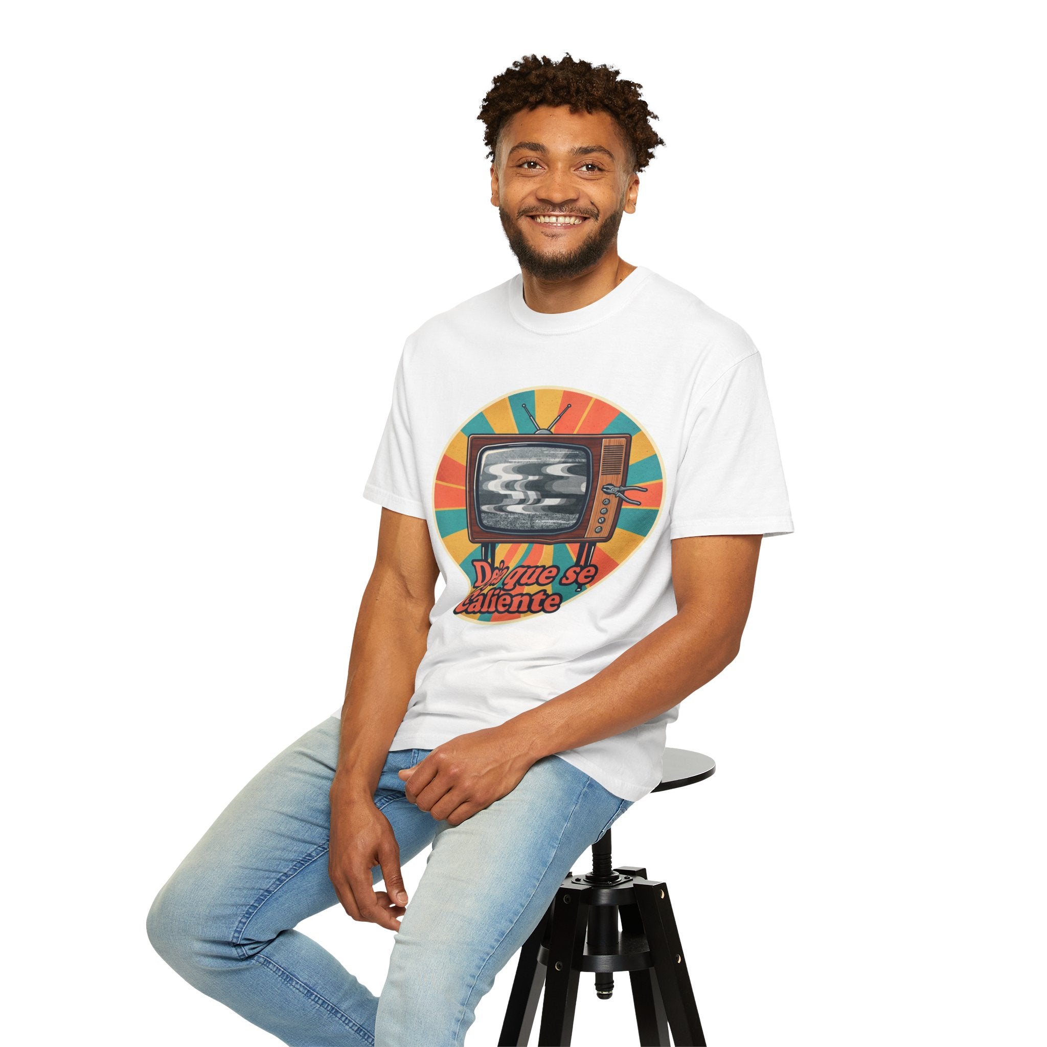 Retro Cuban TV T-Shirt — "Deja que se Caliente" Vintage Tech Graphic Tee